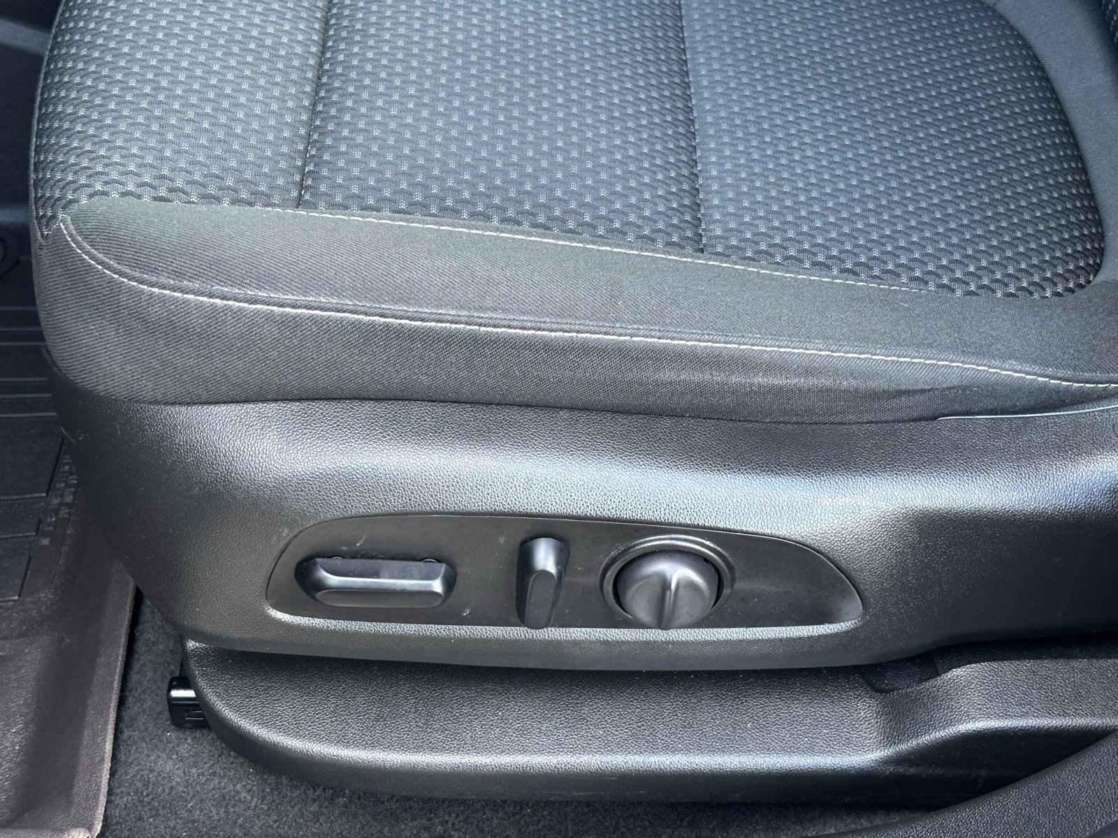 Used 2021 GMC Acadia SLE w/ Driver Convenience Package image 18