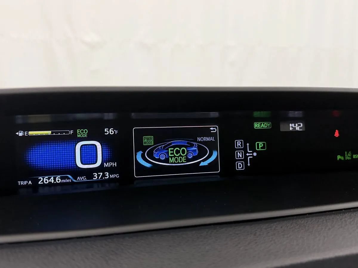 Used 2018 Toyota Prius Three Touring w/ Appearance Package FWD image 18