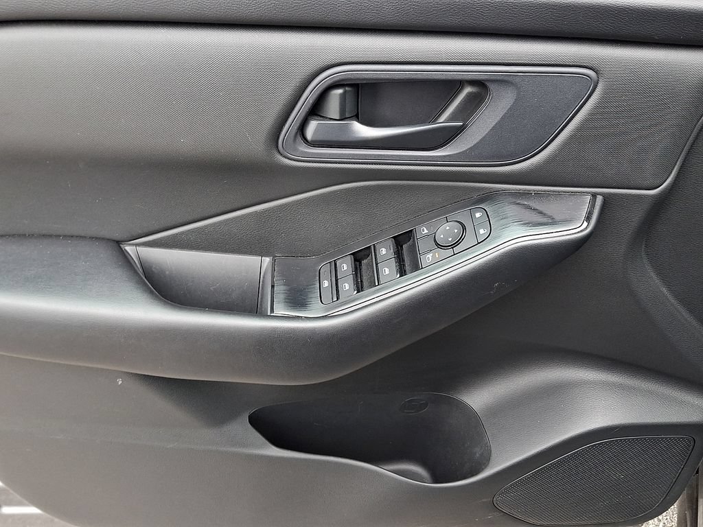 Used 2024 Nissan Rogue S AWD/4WD image 12