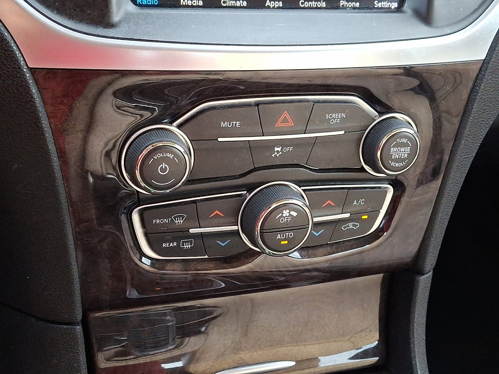 Used 2018 Chrysler 300 Limited image 30