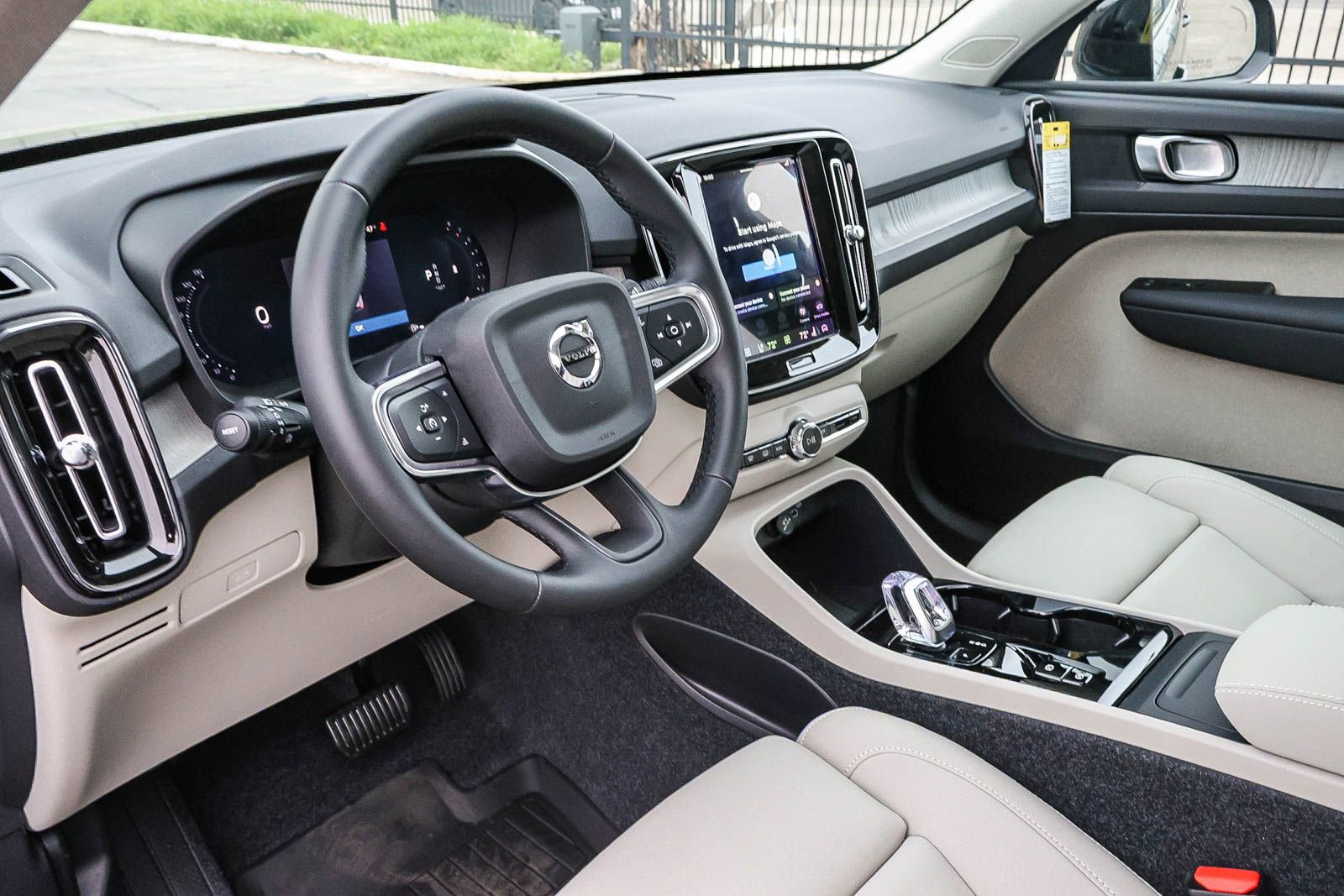 New 2026 Volvo XC40 B5 Plus w/ Protection Package Premier image 28