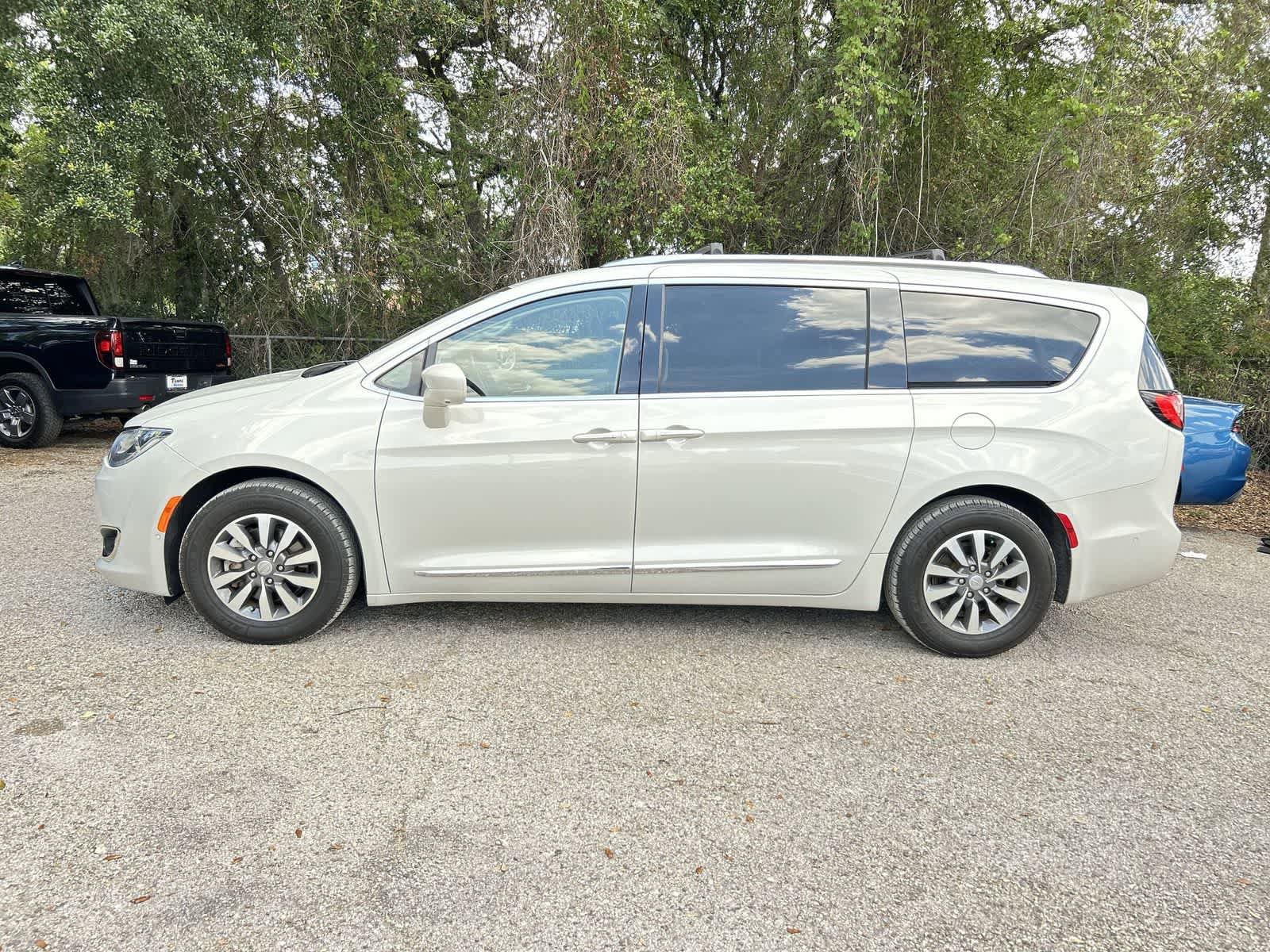 Used 2020 Chrysler Pacifica Touring-L Plus FWD image 4