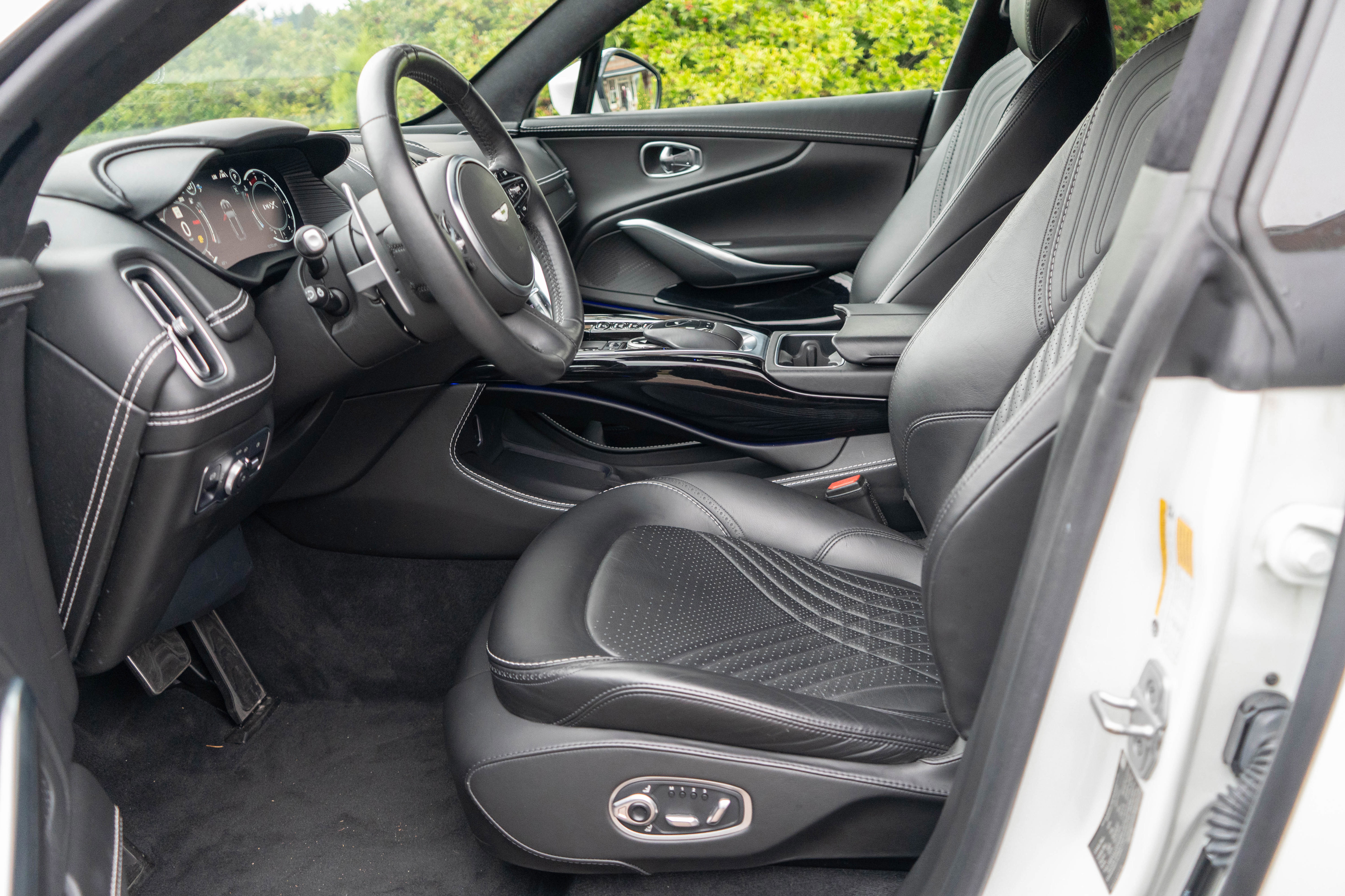 Used 2021 Aston Martin DBX image 12