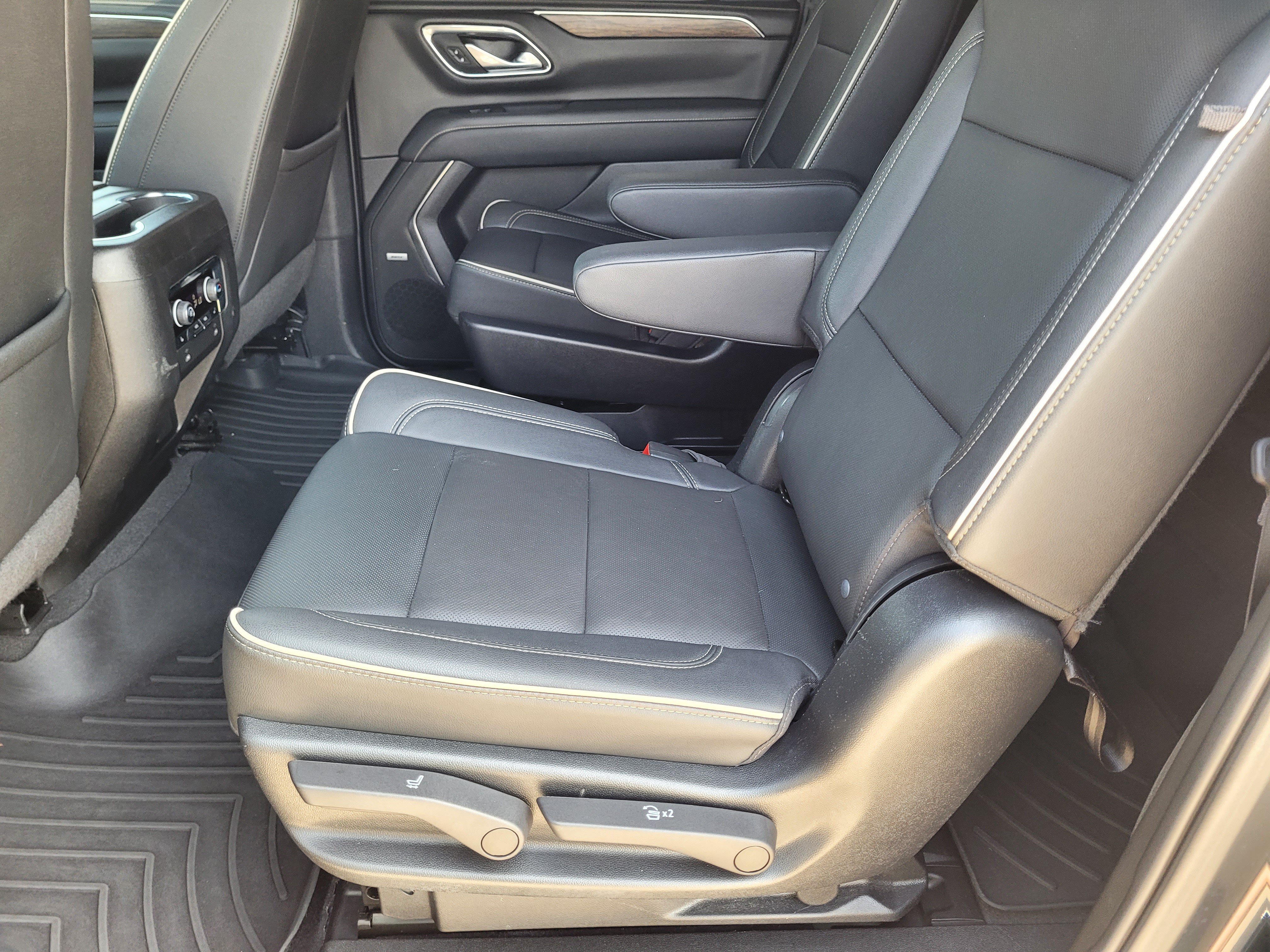 Used 2022 Chevrolet Suburban Premier AWD/4WD image 26