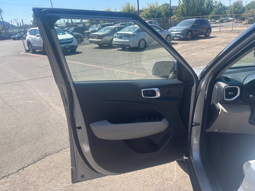 Used 2025 Hyundai Venue SEL FWD image 23