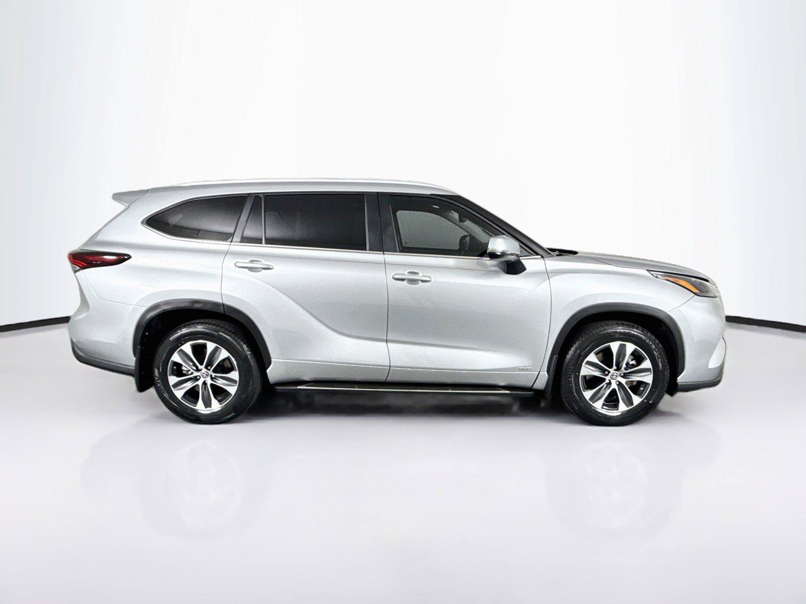 Used 2024 Toyota Highlander XLE AWD/4WD image 11