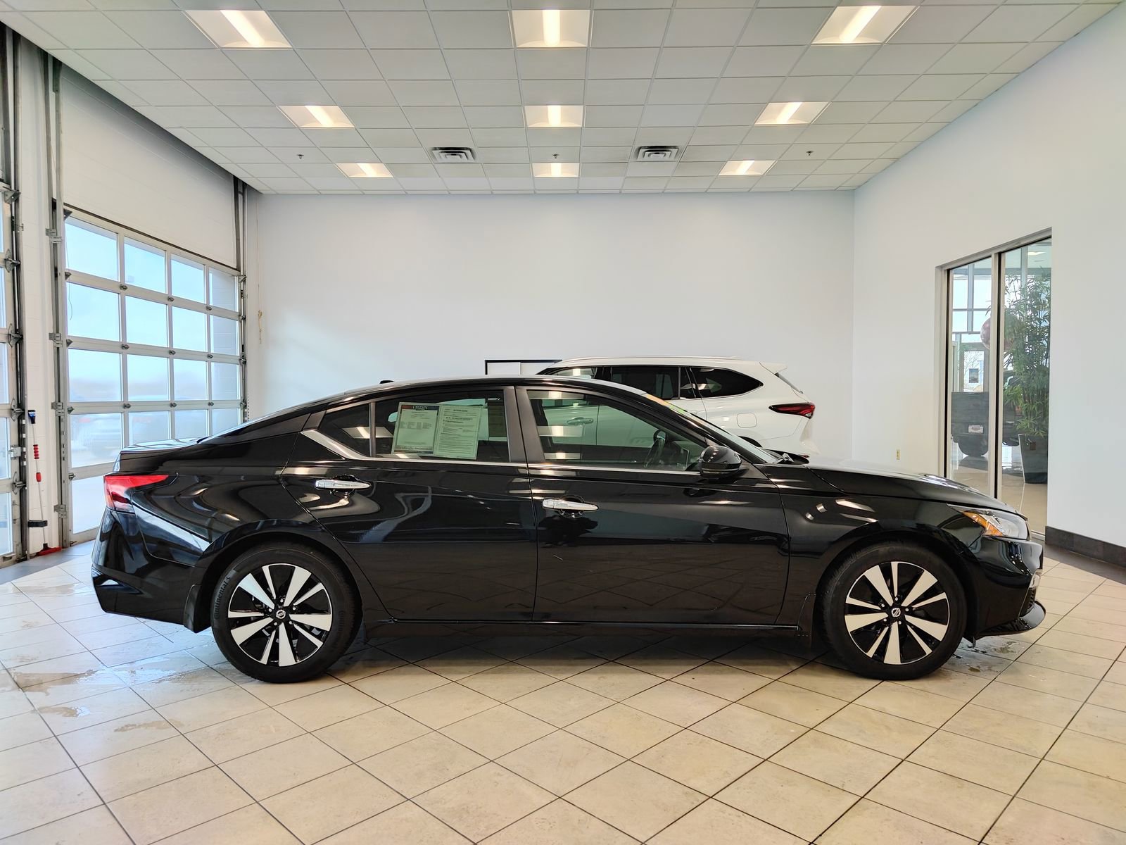 Used 2022 Nissan Altima 2.5 SV w/ SV Premium Package image 2