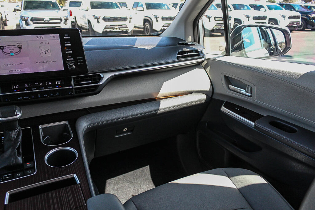 Certified 2023 Toyota Sienna XLE FWD image 6