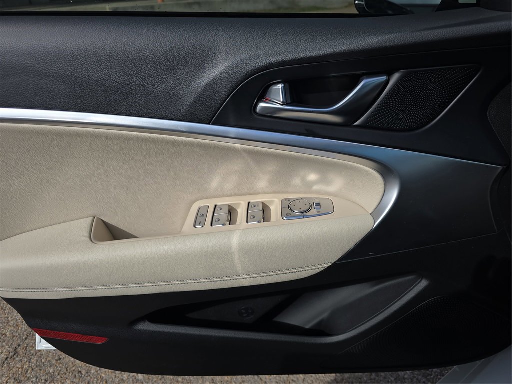 Used 2026 Genesis G70 2.5T image 25