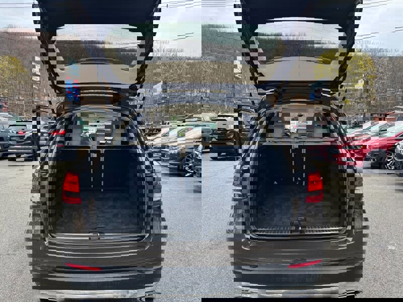 Used 2018 Mercedes-Benz GLC 300 4MATIC w/ Premium Package image 38