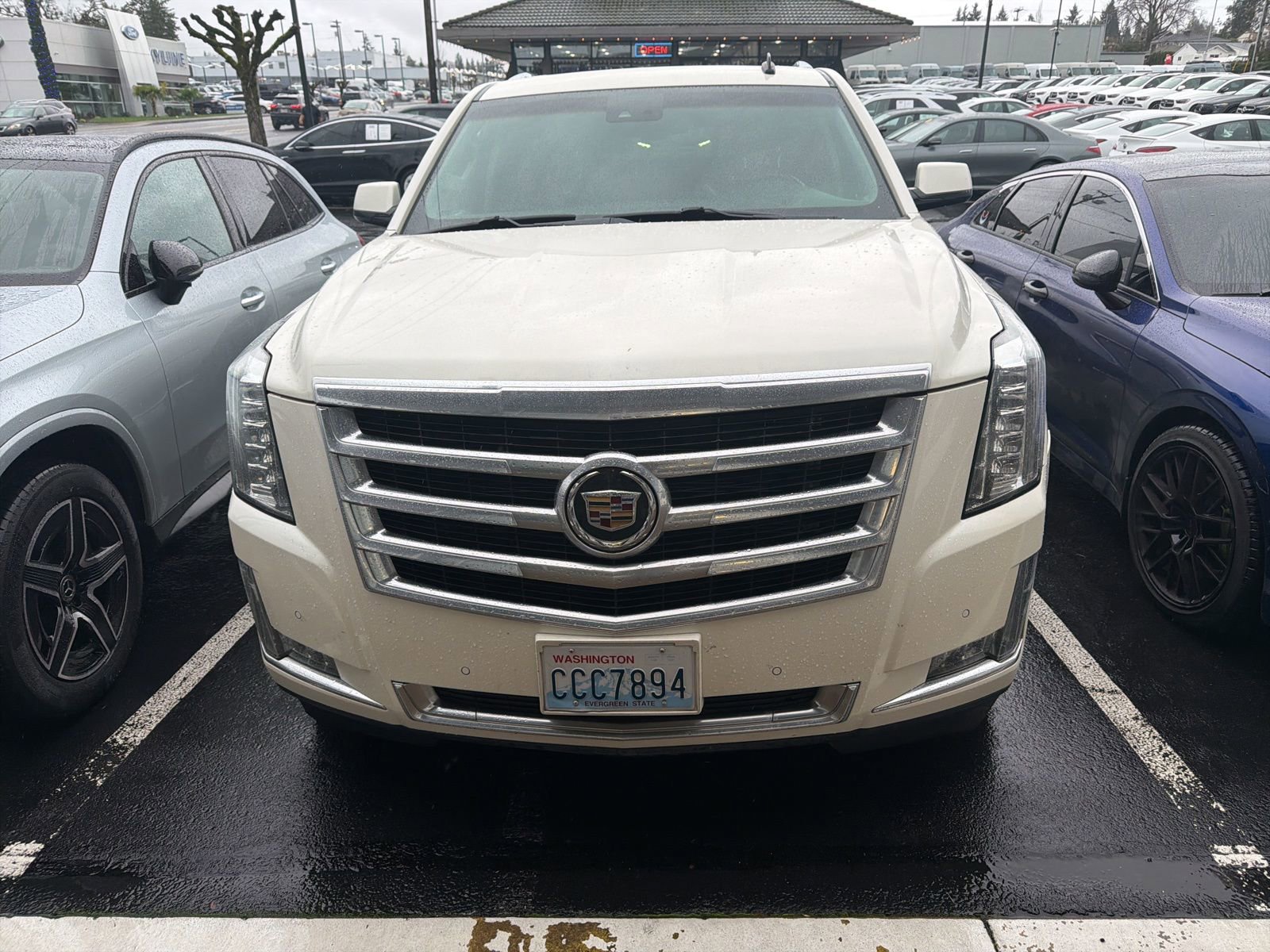 Used 2015 Cadillac Escalade Luxury image 2
