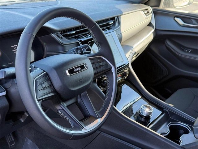 Used 2025 Jeep Grand Cherokee Laredo X image 19