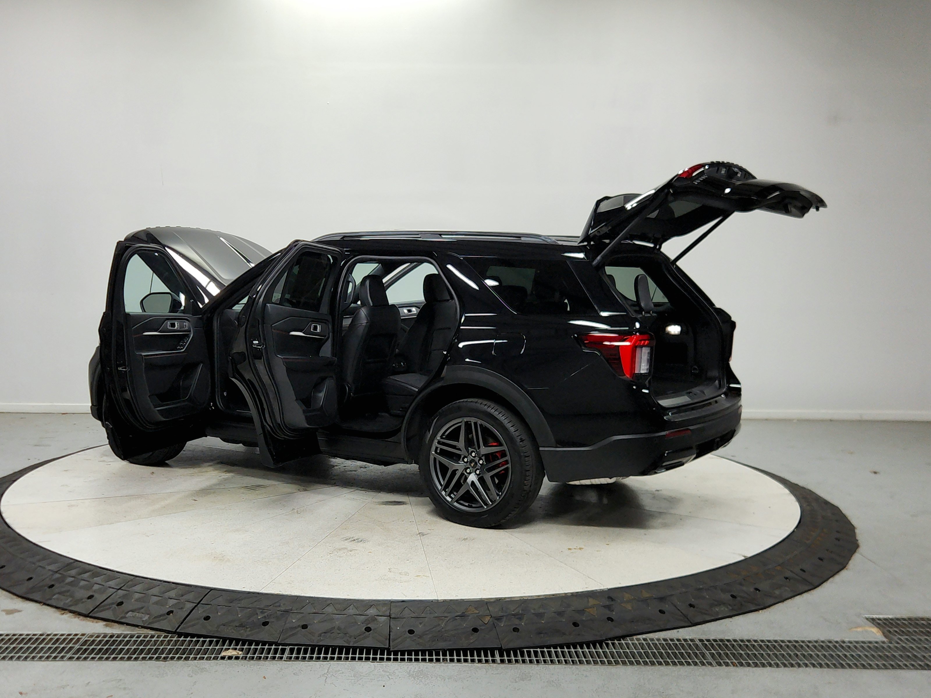 Used 2025 Ford Explorer ST-Line w/ ST-Line Street Pack AWD/4WD image 14