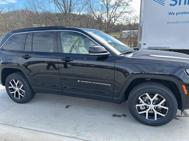 New 2025 Jeep Grand Cherokee Limited w/ Luxury Tech Group II image 3