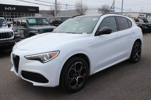 Used 2023 Alfa Romeo Stelvio Veloce image 2