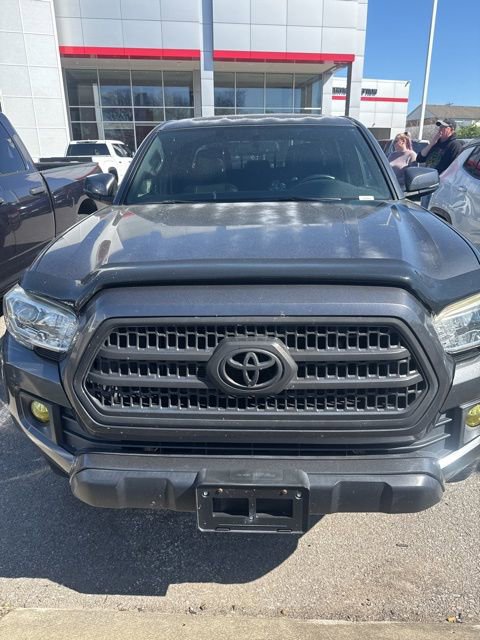 Used 2017 Toyota Tacoma TRD Off-Road image 2