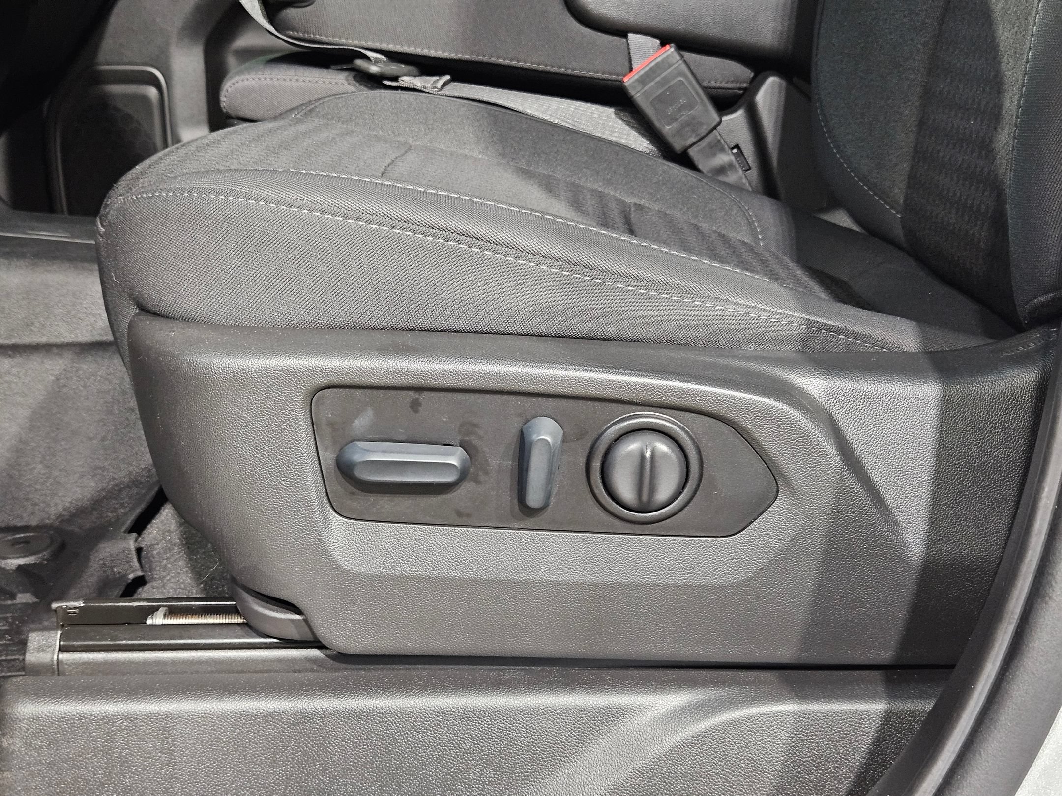 Used 2022 Chevrolet Silverado 1500 LT AWD/4WD image 22