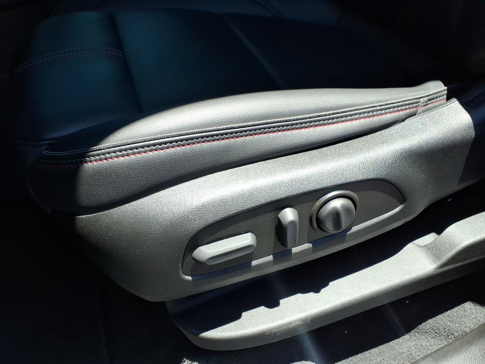 Used 2023 Chevrolet Traverse RS FWD image 4