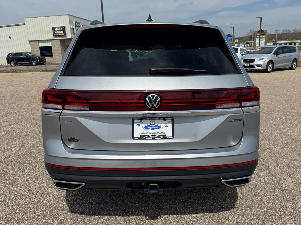 Used 2025 Volkswagen Atlas SE image 3