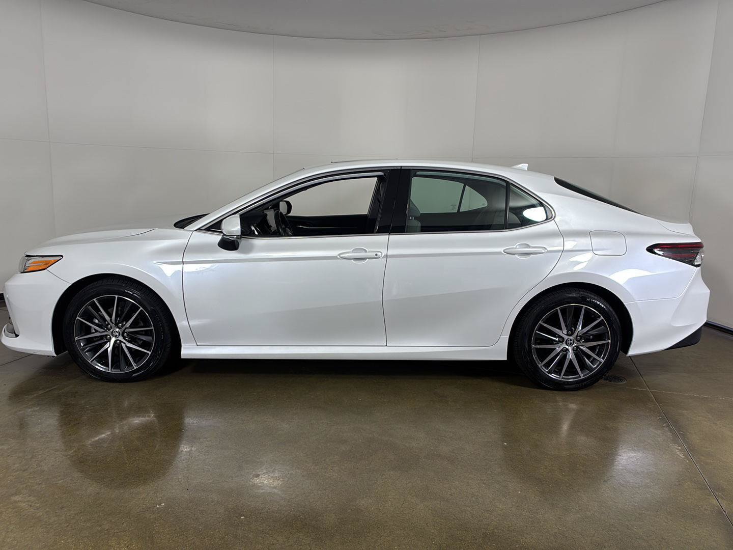 Used 2022 Toyota Camry XLE w/ Navigation Upgrade Package FWD image 23
