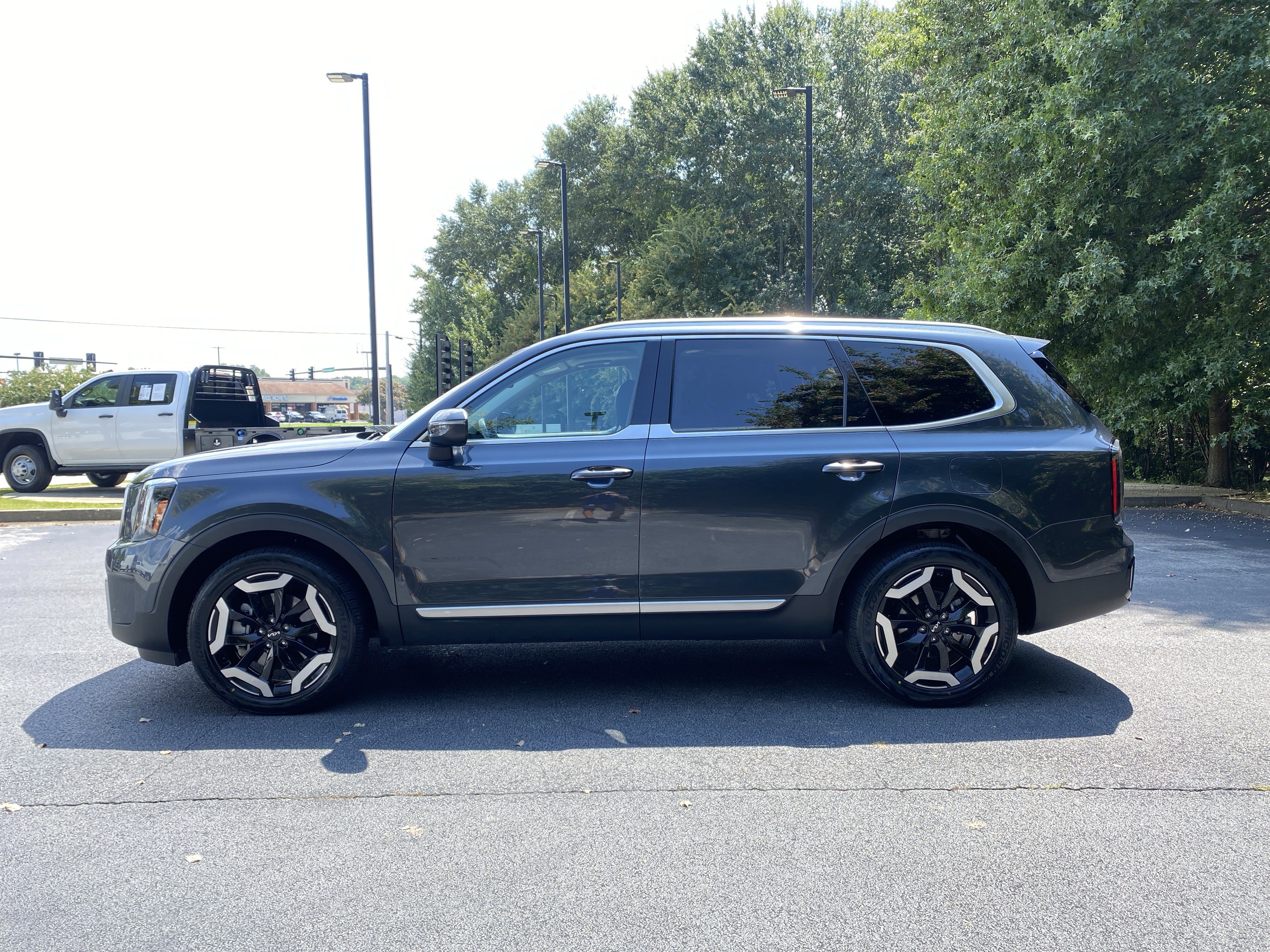 Used 2024 Kia Telluride EX w/ EX Captain's Chair Package FWD image 6