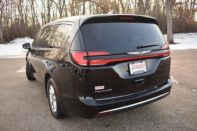 Used 2024 Chrysler Pacifica Touring-L FWD image 5