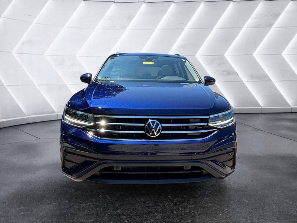 Used 2024 Volkswagen Tiguan SE AWD/4WD image 2
