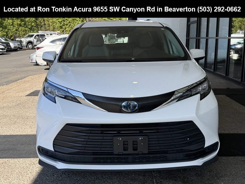 Used 2023 Toyota Sienna LE image 3