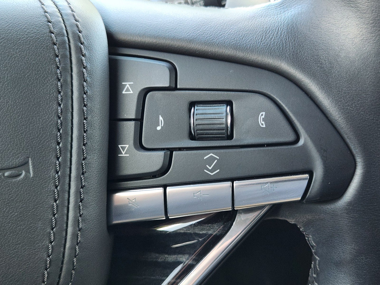 Certified 2023 Cadillac Escalade ESV V AWD/4WD image 25