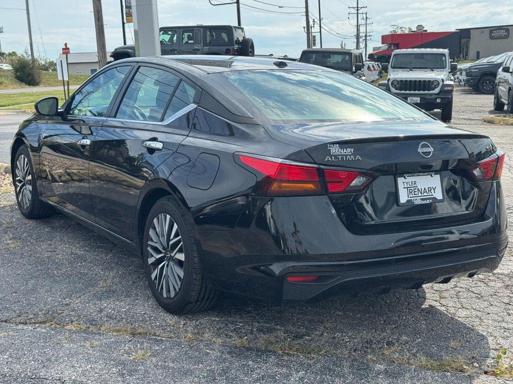 Used 2024 Nissan Altima 2.5 SV FWD image 6