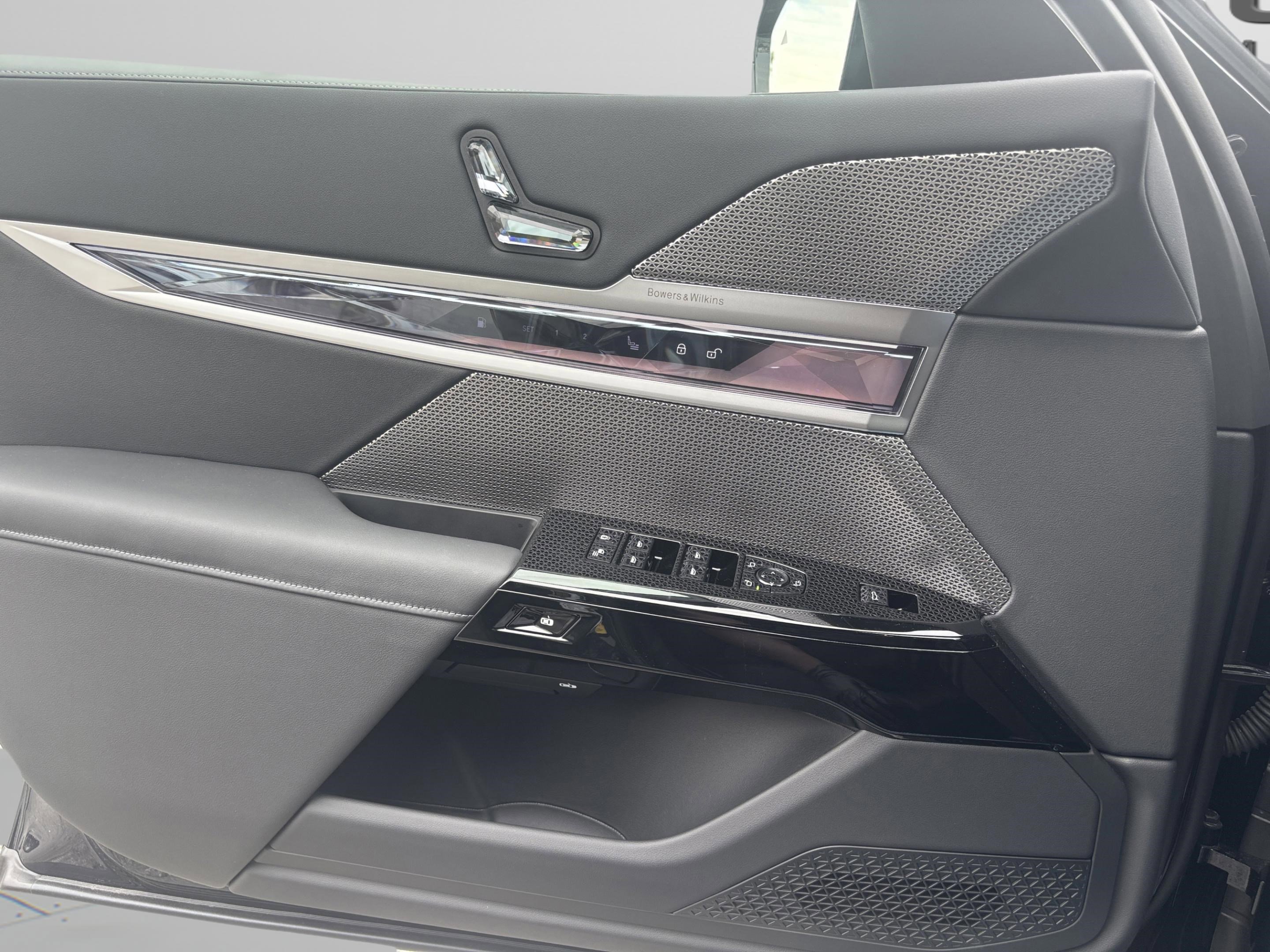 New 2026 BMW 750e xDrive image 17