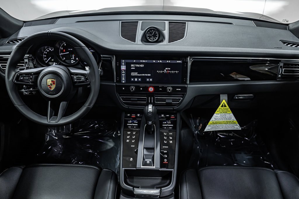 Certified 2025 Porsche Macan image 13
