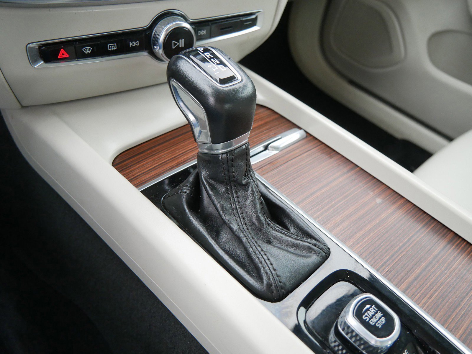 Used 2019 Volvo S60 T6 Momentum w/ Premium Package image 21