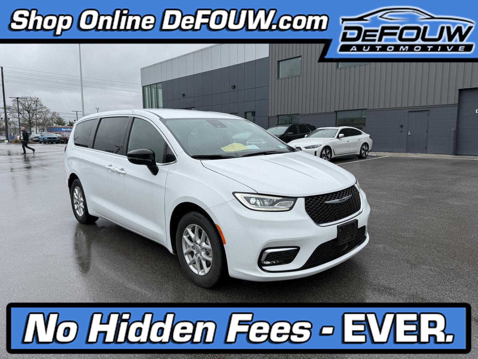 Used 2025 Chrysler Pacifica Select FWD image 1