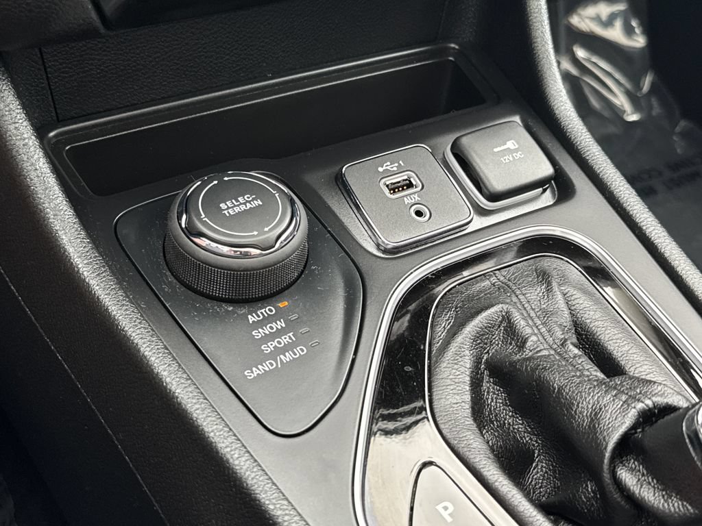 Used 2022 Jeep Cherokee Limited AWD/4WD image 25
