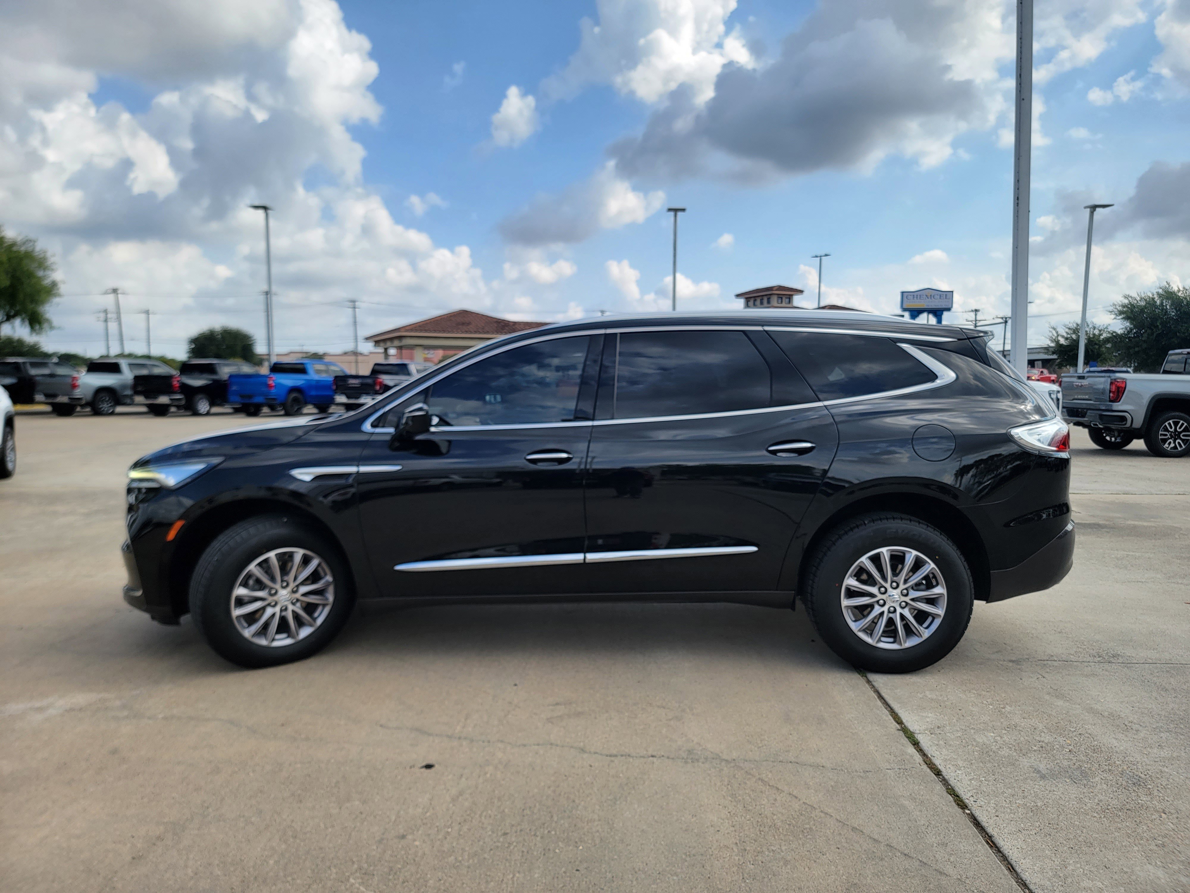 Used 2023 Buick Enclave Essence image 4