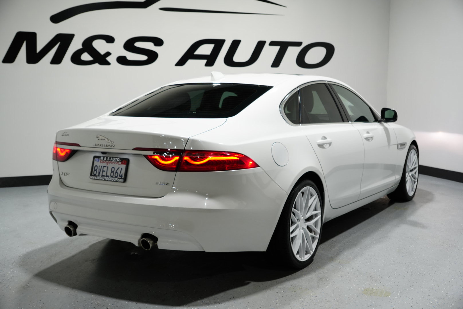 Used 2016 Jaguar XF Premium image 8