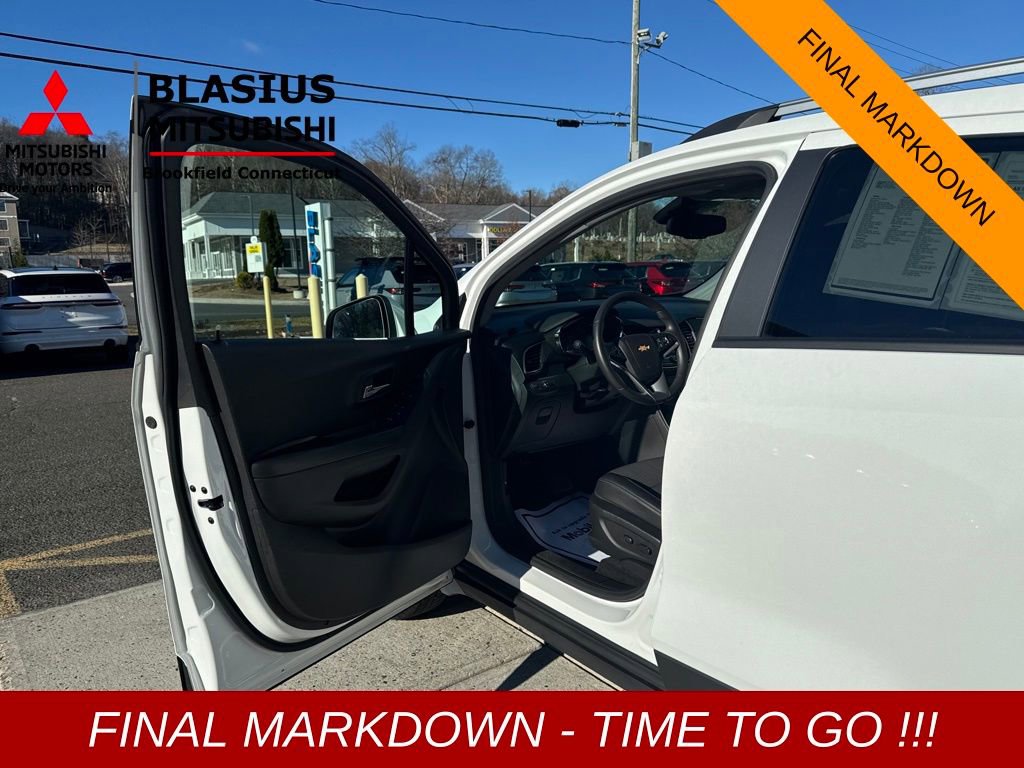 Used 2022 Chevrolet Trax LT w/ LT Convenience Package image 12