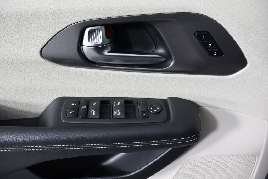 Used 2023 Chrysler Pacifica Touring-L image 22