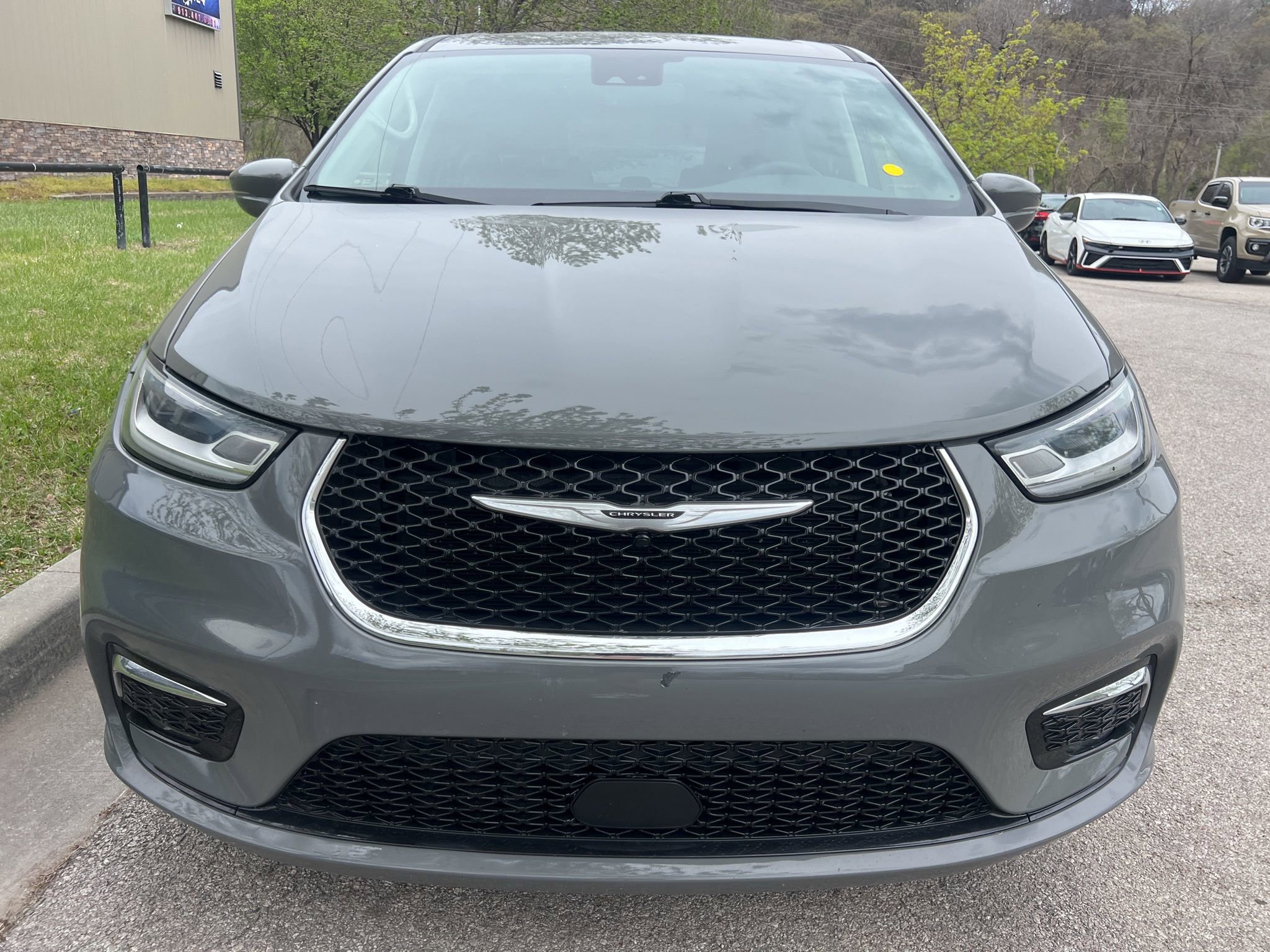 Used 2022 Chrysler Pacifica Touring-L image 2