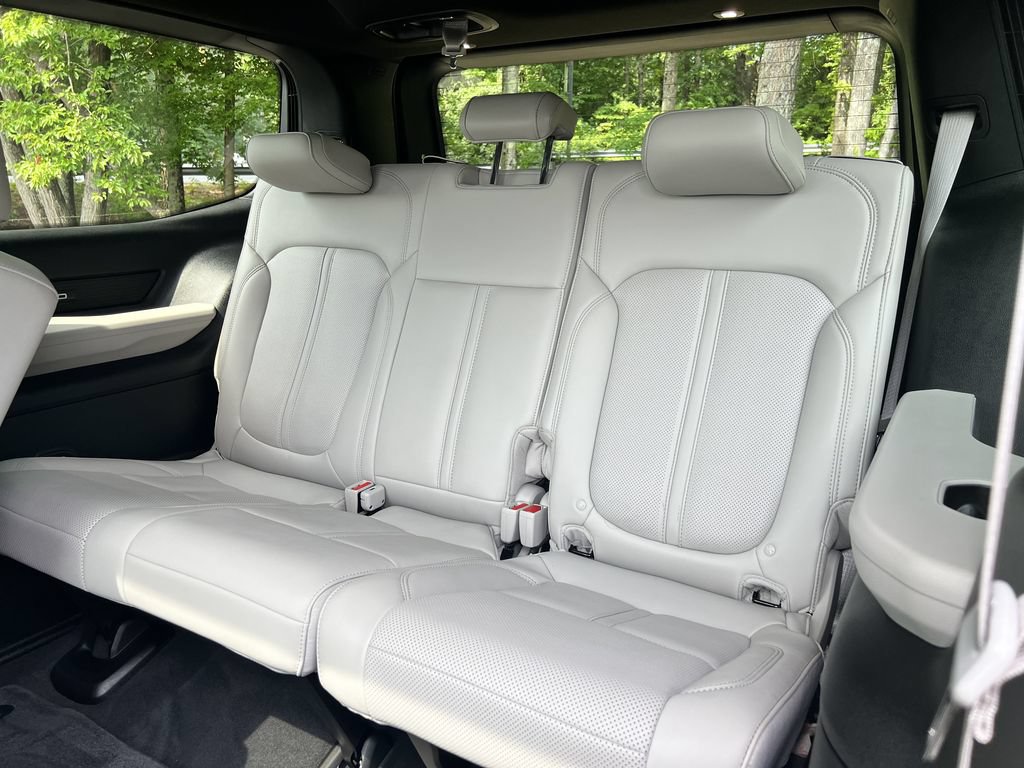 Certified 2025 Jeep Wagoneer Series III w/ Premium Group I AWD/4WD image 17