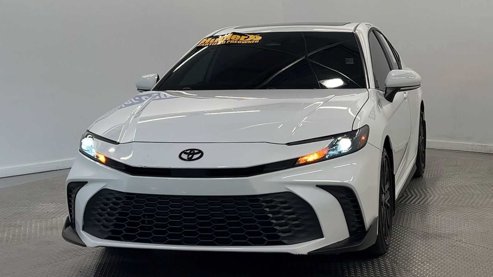 Used 2025 Toyota Camry SE w/ Convenience Package FWD image 3