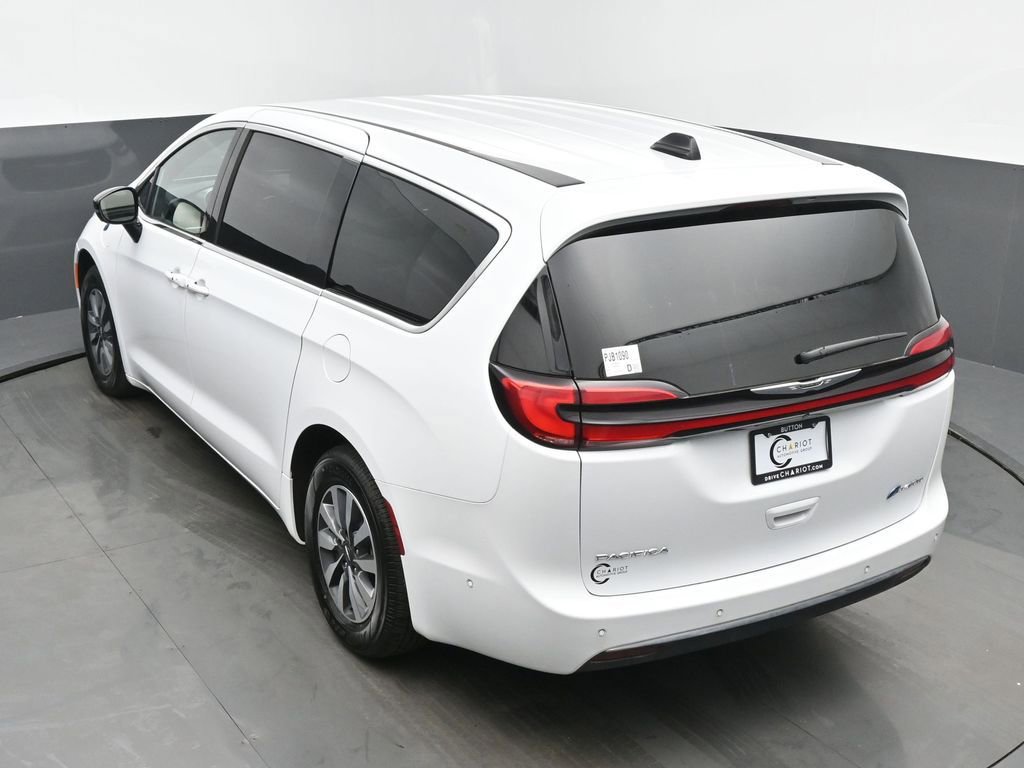 Used 2025 Chrysler Pacifica Select w/ Uconnect Theater Family Group image 41