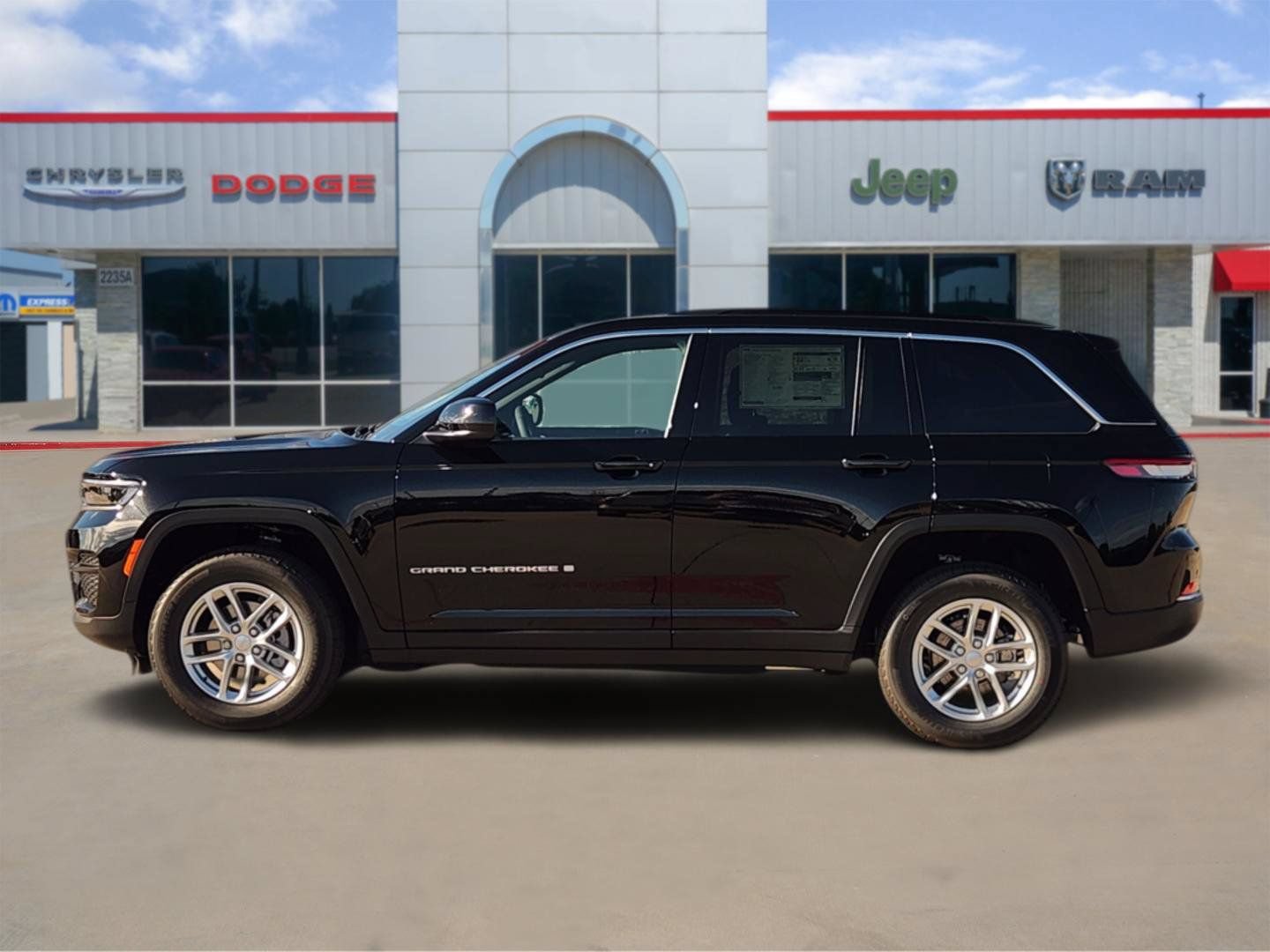 New 2026 Jeep Grand Cherokee Laredo RWD image 3