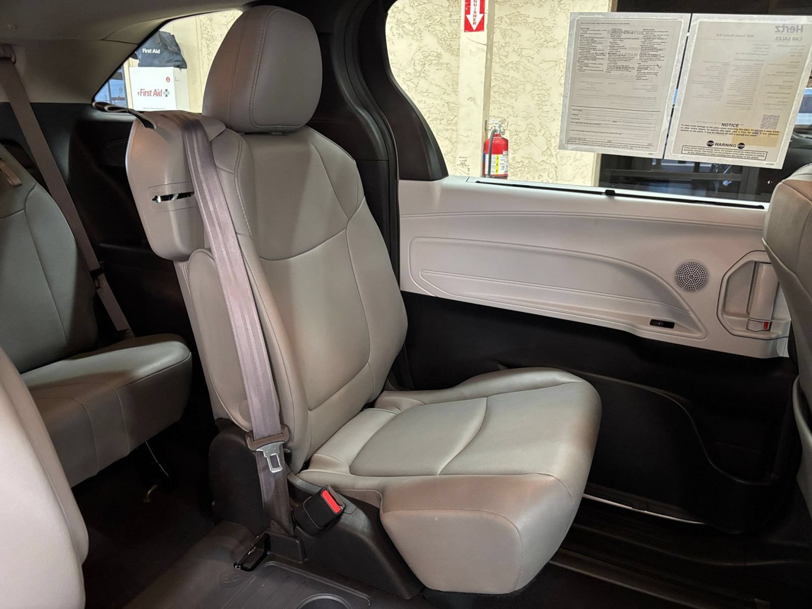 Used 2025 Toyota Sienna XLE FWD image 39