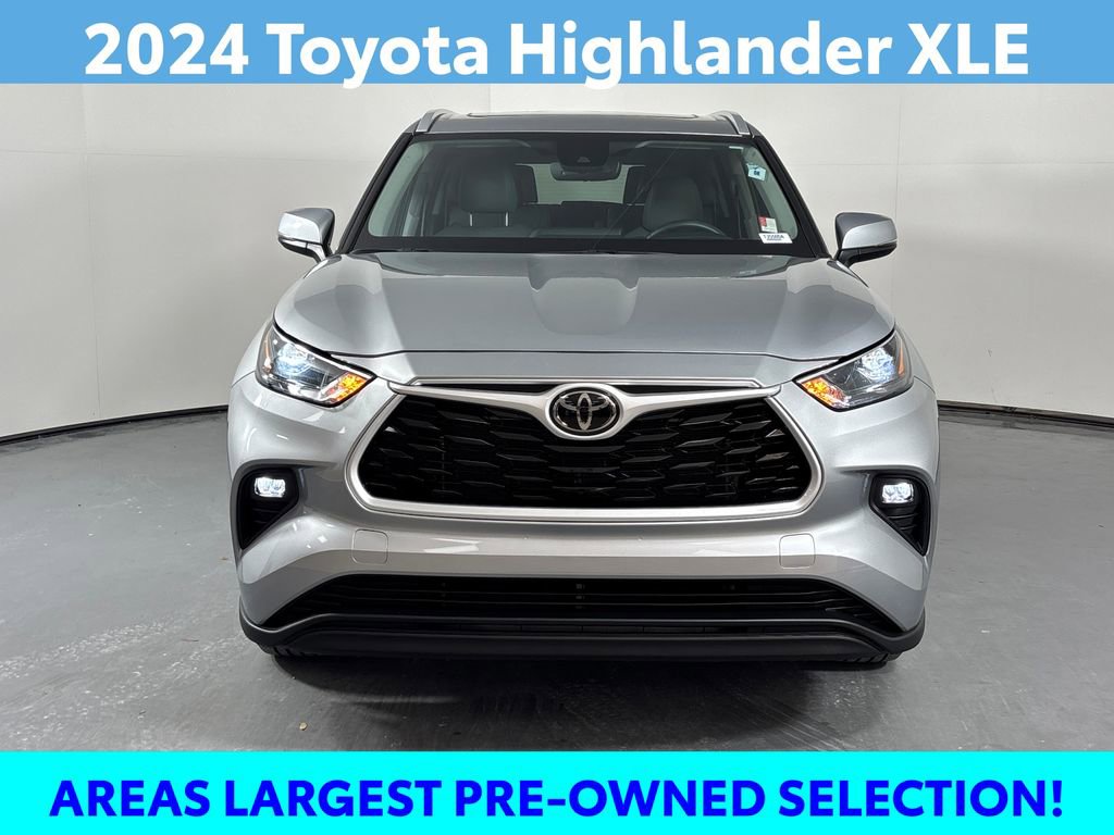 Used 2024 Toyota Highlander XLE FWD image 3