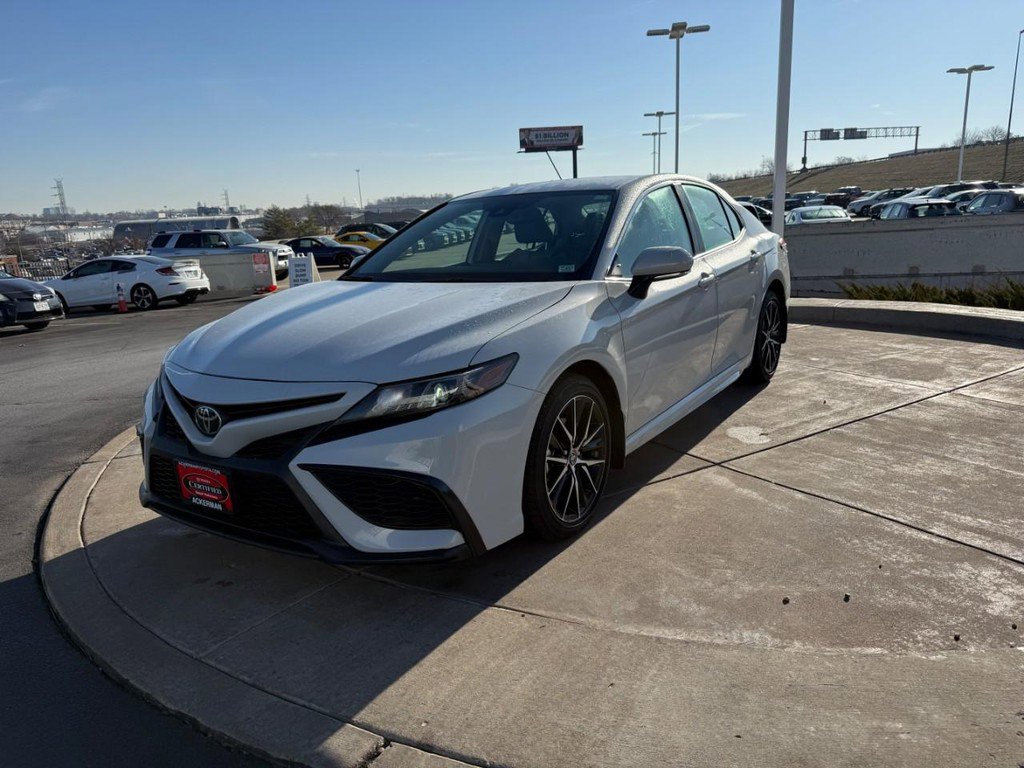 Used 2024 Toyota Camry SE w/ Cold Weather Package image 9