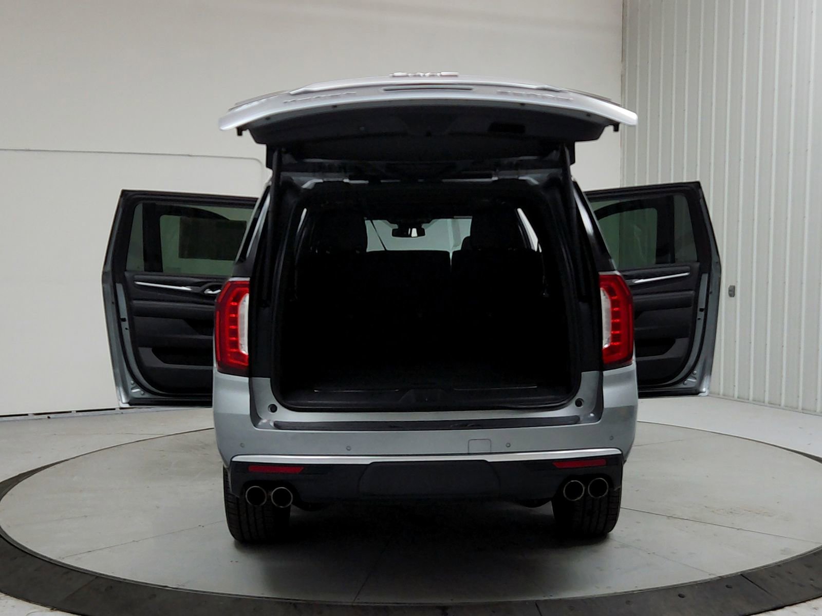 Used 2023 GMC Yukon XL Denali RWD image 16