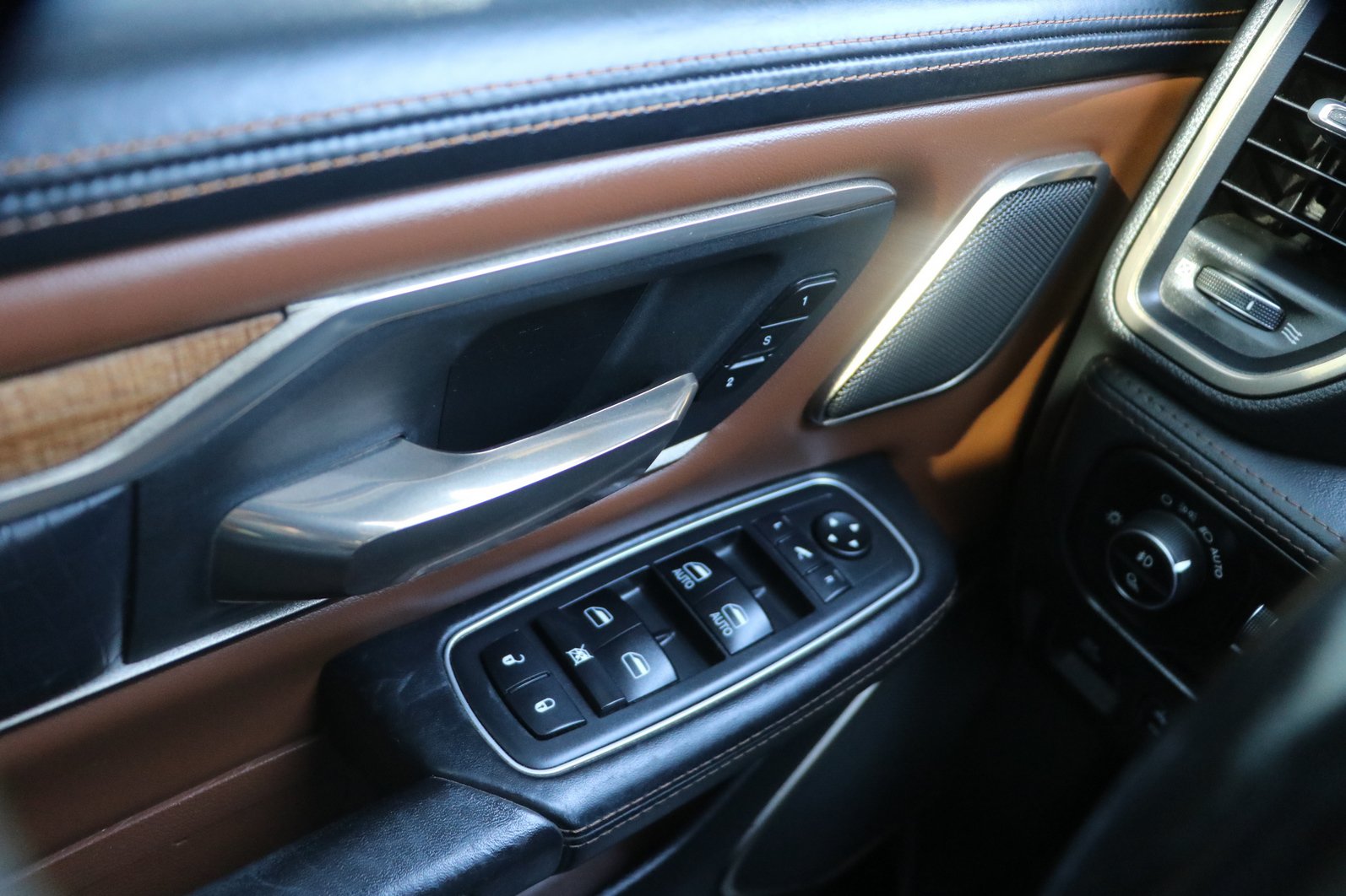 Used 2019 RAM 1500 Limited AWD/4WD image 11