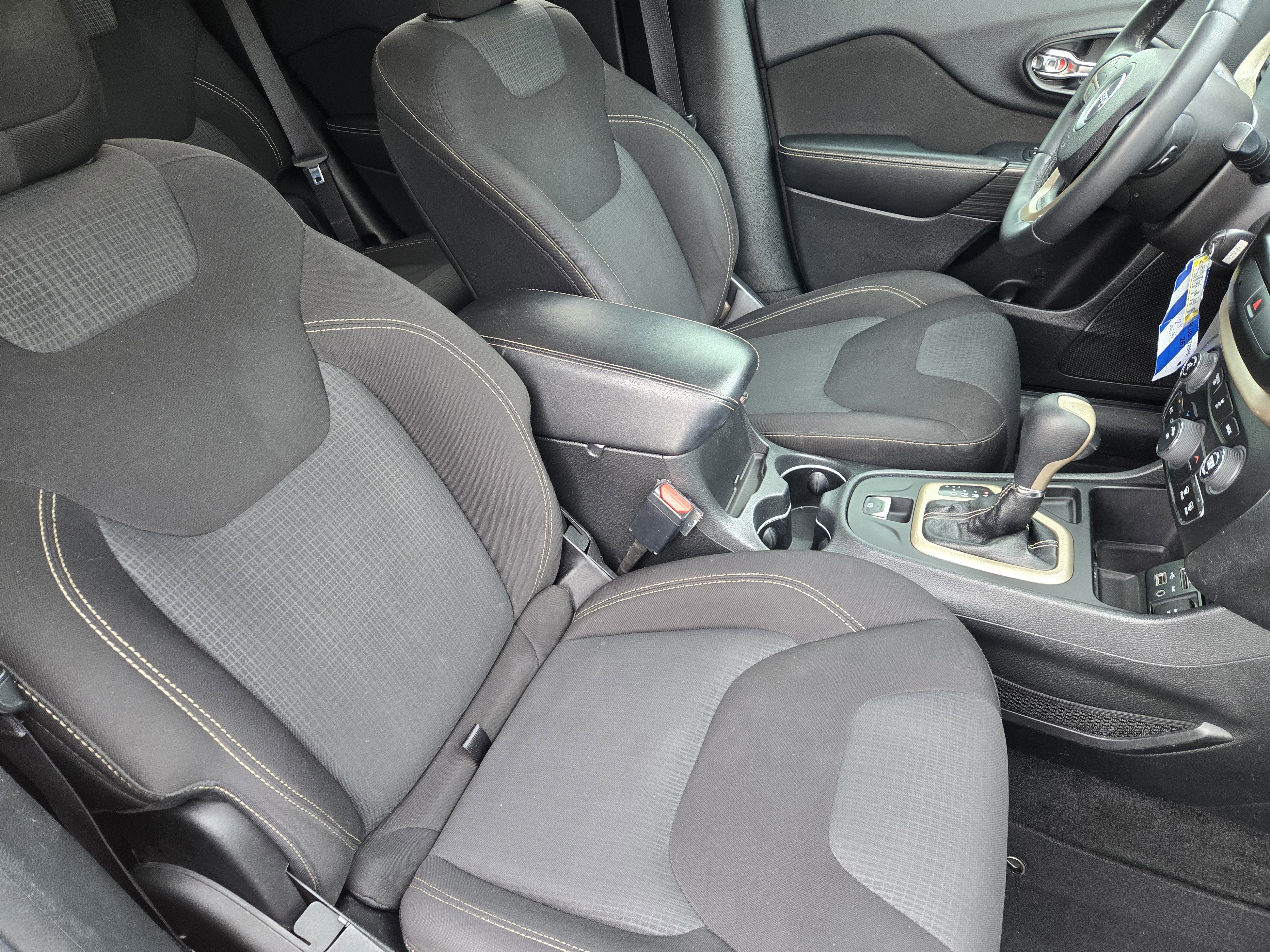 Used 2016 Jeep Cherokee Latitude FWD image 7